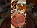 الراجل ده عشق الشوكولاتة لدرجة جنونية! 🍫😳