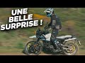 Royaenfield himalayan 450 dans la cour des grands