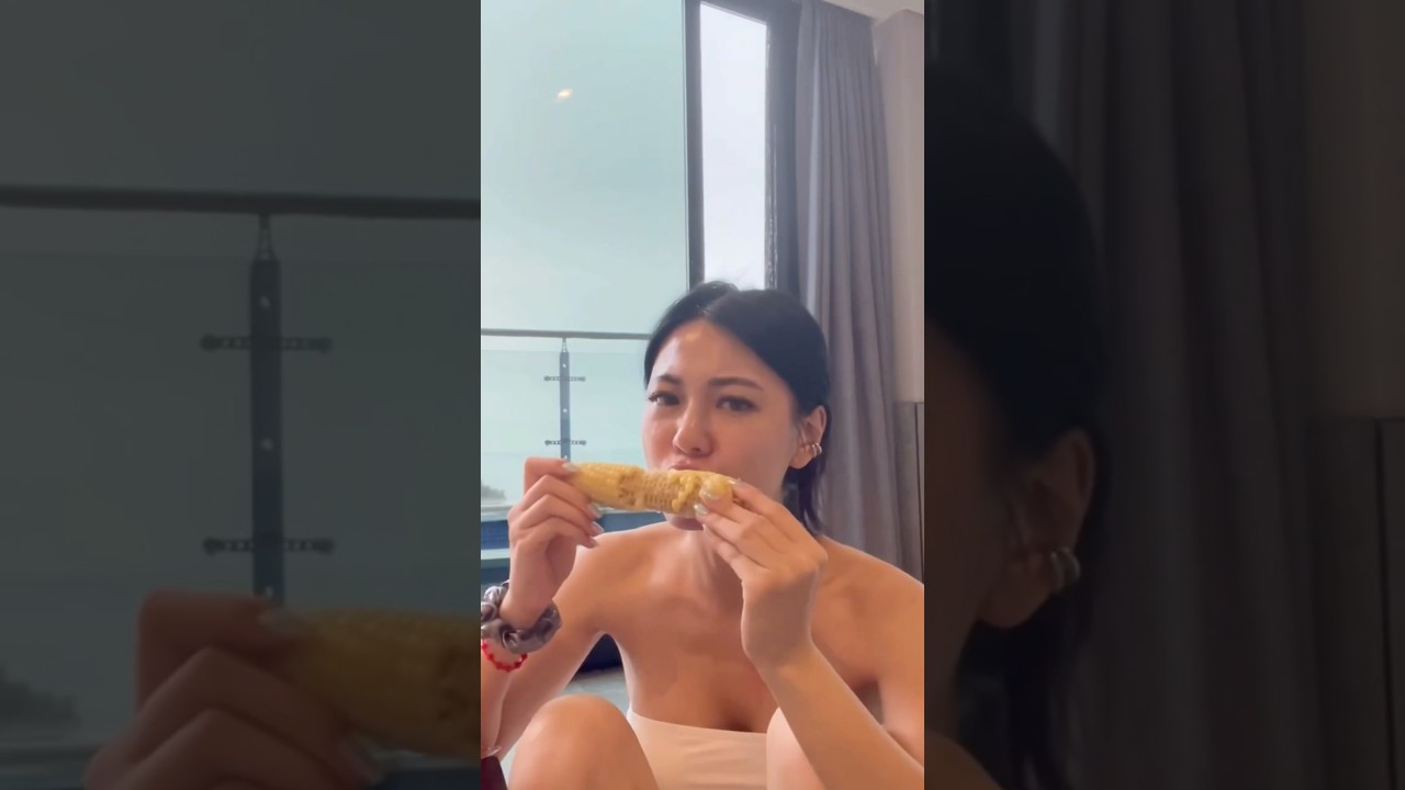 미친 폭염..찌는 더위에 옥수수 먹는 여자 