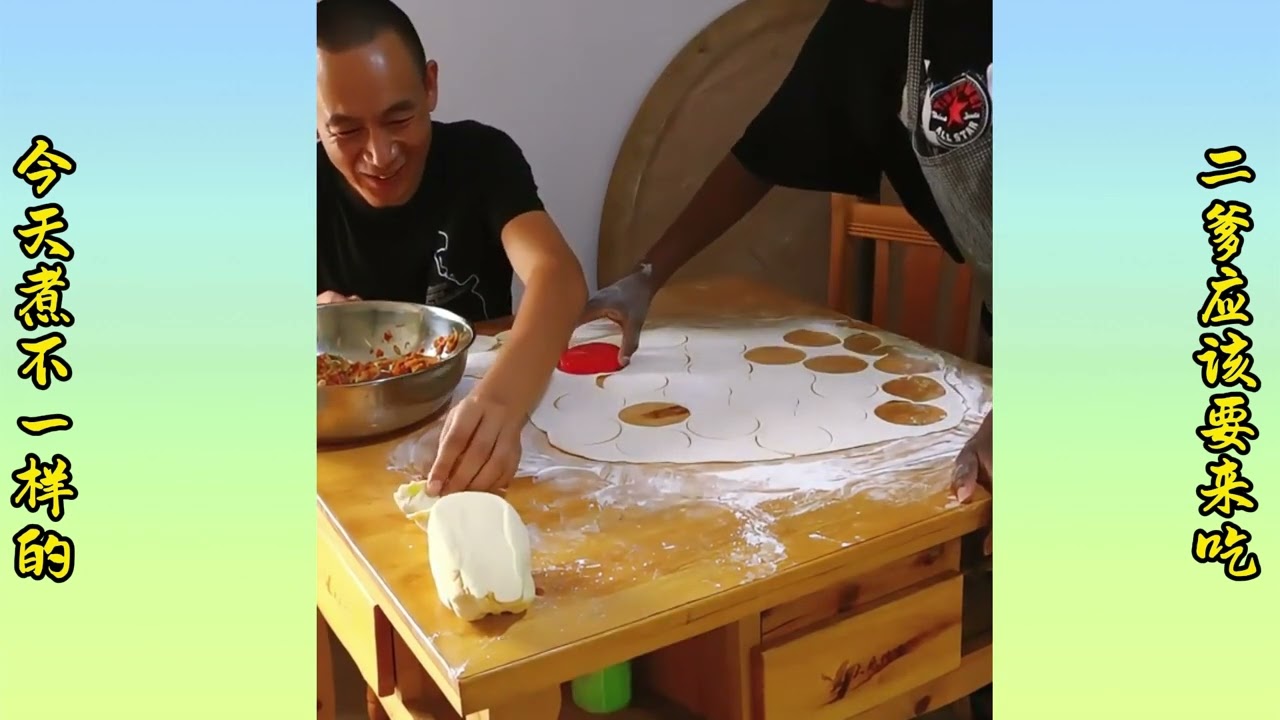 I'm cooking something different today.  Second father should come and eat.  | 今天煮不一样的，二爹应该要来吃