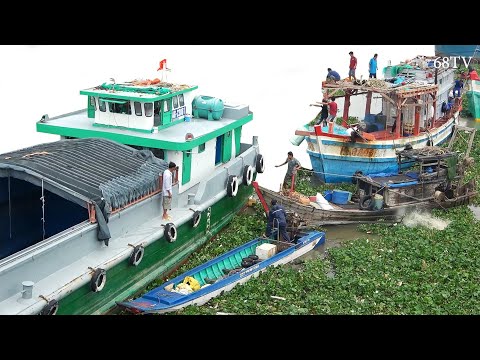 Video Giải cứu tàu cá chết máy giữa cống kênh cụt/vượt cống... - youtube