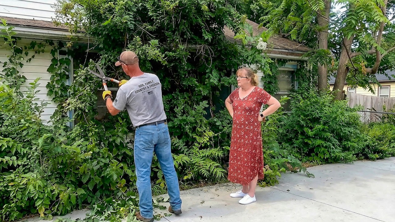 Homeowner Didn’t Believe Her House Could Be Saved From This Overgrowth