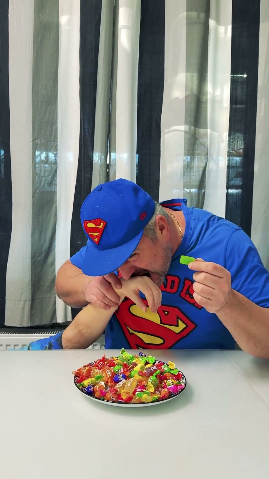 Dad bites kid hand ???❤️??
