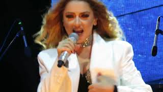 Biz burdayız Hadise (Konser 7 eyl 2019) Resimi