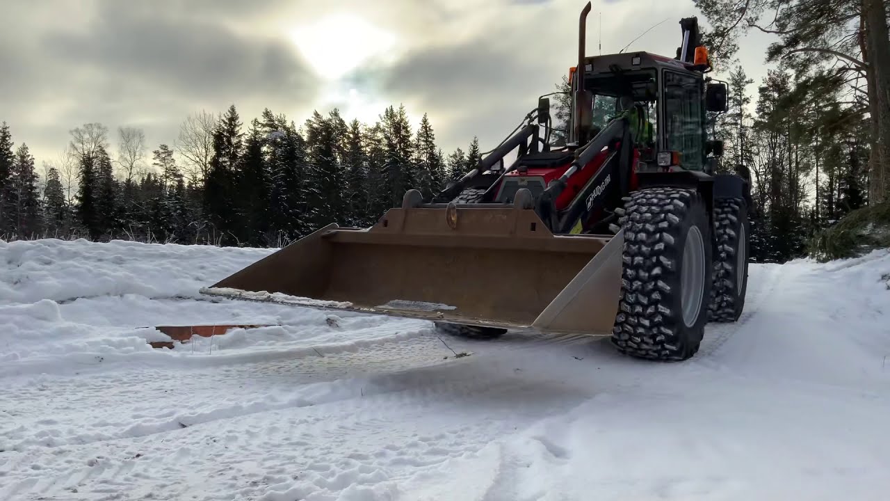 Köp Traktorgrävare Huddig 1160 med radiostyrning och redskap på Klaravik