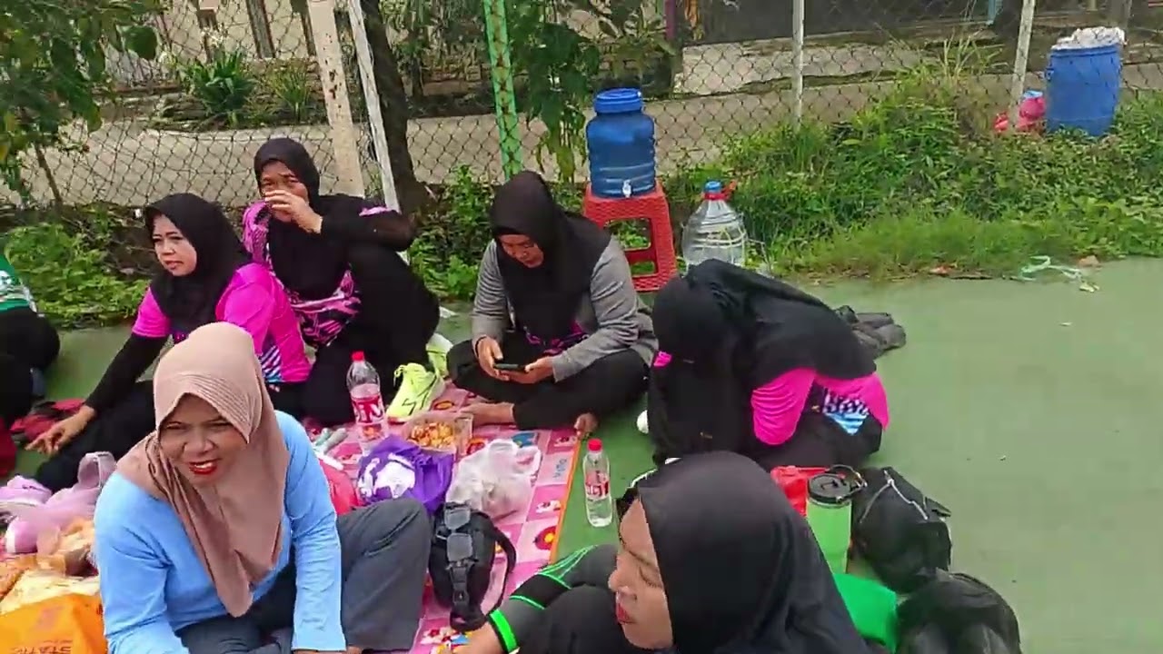 Latihan rutin ibu ibu cantik 