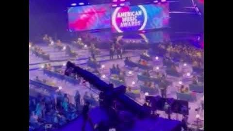 jk reacting to the fanchant😍😘😘😘💜💜💜💜💜💜💜