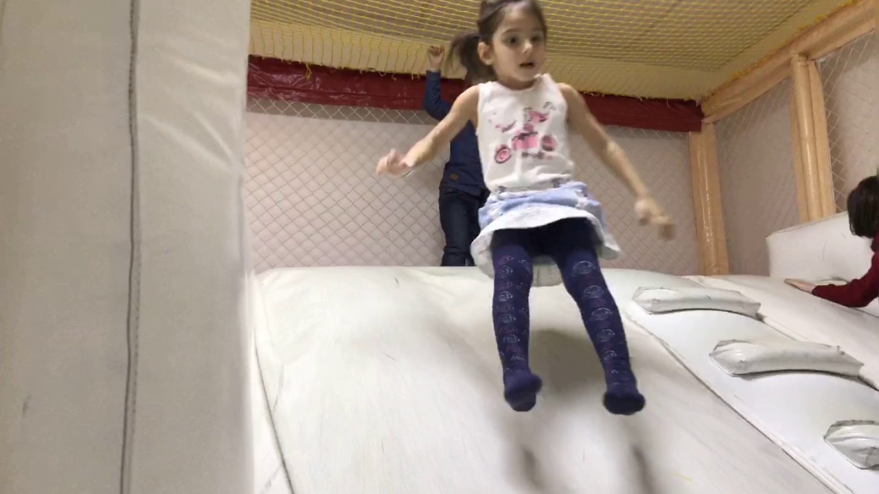 Каролина смешно скатывается с надувной горки - YouTube