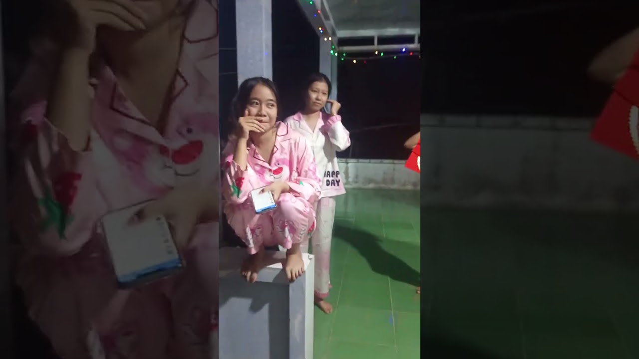 Cha tui phát lì xì cho mỗi người:)