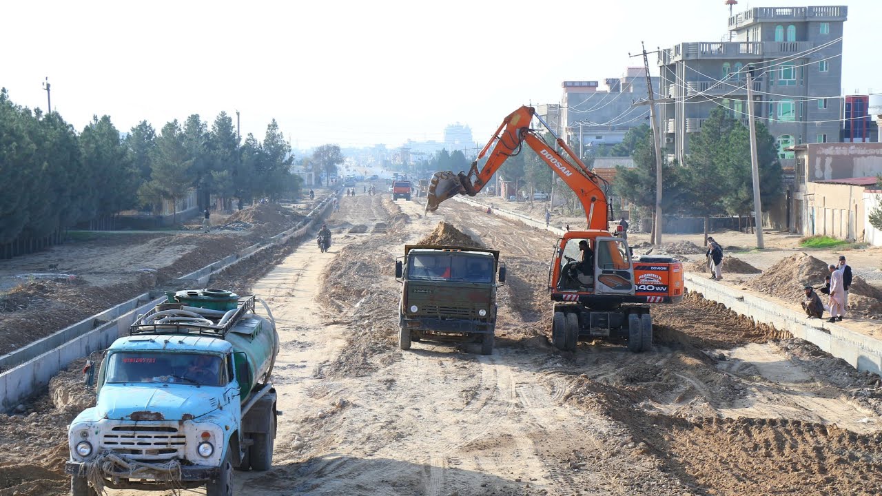 کار زیر ساخت و بستر سازی فاز دوم سرک امارت واقع ناحیه ششم شهر مزارشريف به سرعت جریان دارد.
