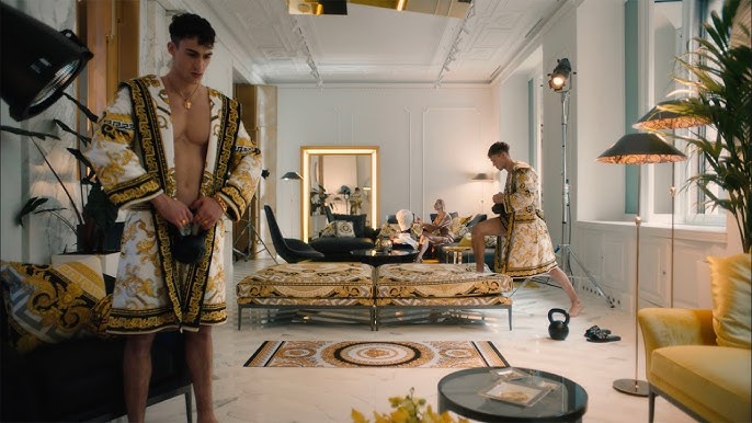 regionaal half acht Vooroordeel Versace House Party | The Pre-Fall 2020 Campaign - YouTube