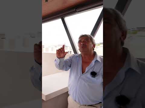 Terraza con una estructura muy ligera. #CasaGrande #TerrenoPequeño