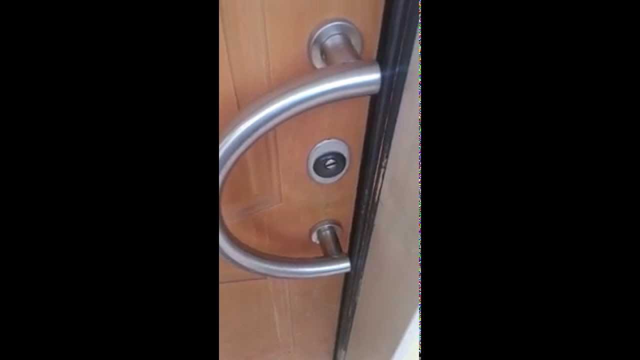 Aprire una porta blindata senza chiavi youtube Aprire porta blindata senza scasso
