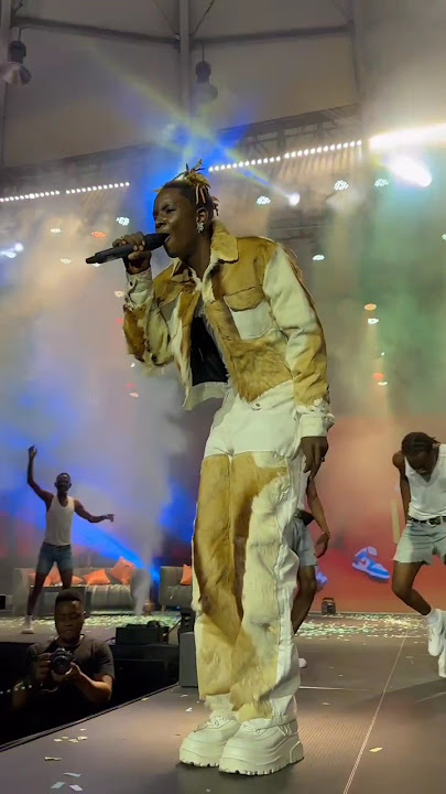 DVOICE AWANYANYUA MASHABIKI WA SIMBA UKUMBINI🦁🔥💪...#shortsvideo #trading