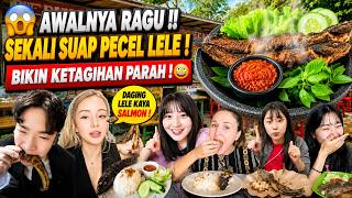 AT FIRST THEY WERE HESITANT! ONE BITE OF PECEL LELE AND THE TOURISTS WERE INSTANTLY HOOKED! 🤤 screenshot 4
