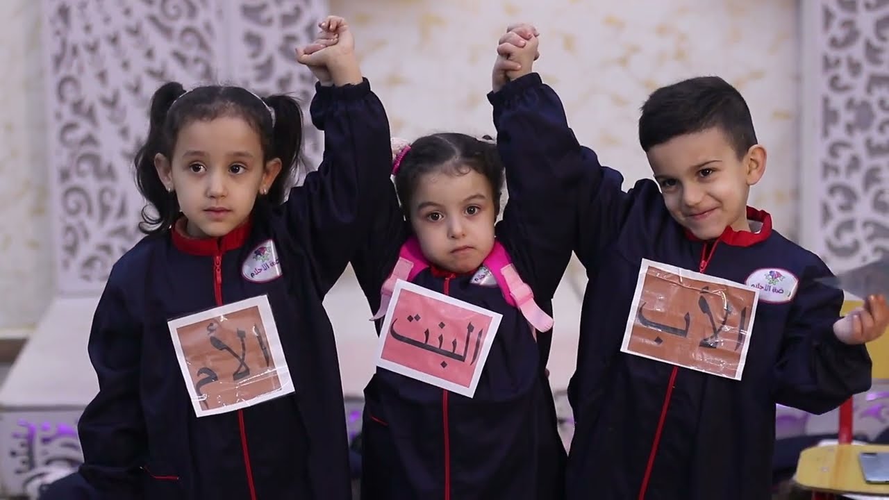 مسرحية صامتة عن إنشغال الوالدين بالوسائط الإجتماعية عبر الهاتف وترك الطفل مع مصيره - روضة الاحلام