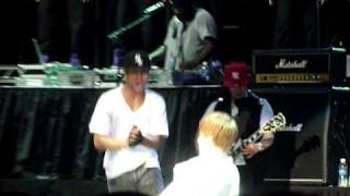 Justin Bieber throws Dan Kanter's hat in crowd and shreds on drums