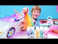 Nicoles Friseursalon - Barbie möchte eine neue Frisur - Spielzeugvideo mit Puppen