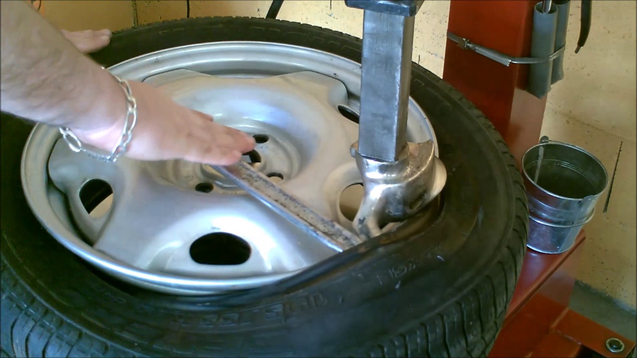 comment démonter un pneu de voiture