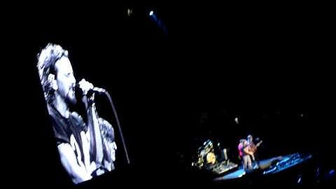 Eddie Vedder, Liam & Neil Finn sing Not Given Lightly for Chris Knox in Auckland