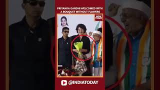 viralvideo : Priyanka Gandhi Welcomed By Congress Leaders With A Bouquet Without Flowers | shorts