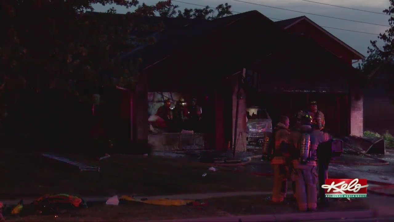 Sioux Falls Fire Rescue respond to garage fire - YouTube