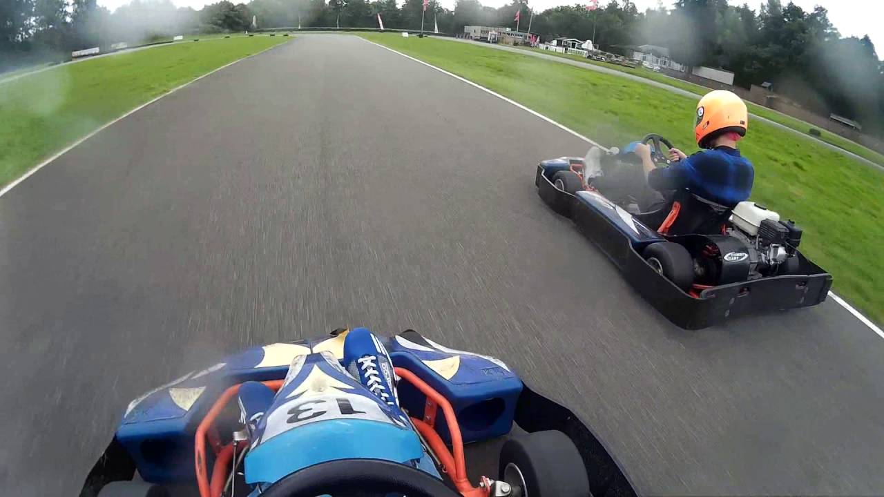 Karten Driebergen in de regen met wat mensen die eraf vlogen