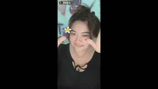 Di Gift Sambil Mainin Lidah