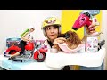 Barbie oyunları. Olamaaaz! Barbie motora binerken kask takmak istemiyor! Oyuncak Barbie videosu