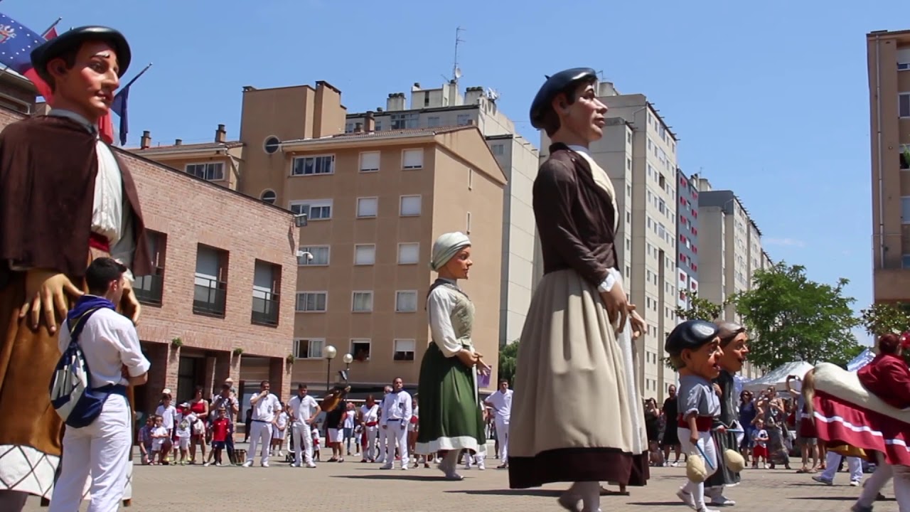Comparsa de gigantes y cabezudos de Barañain (Polonesa)