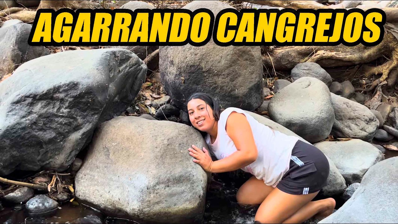 Marlene agarra cangrejos en el rio.