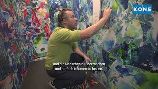 Ein farbgewaltiges Kunstwerk: der Aufzug im Hafven Hannover