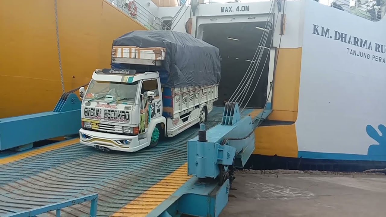 DETIK-DETIK KAPAL DHARMA RUCITRA 9 BONGKAR MUATAN DI PELABUHAN TANJUNG EMAS SEMARANG