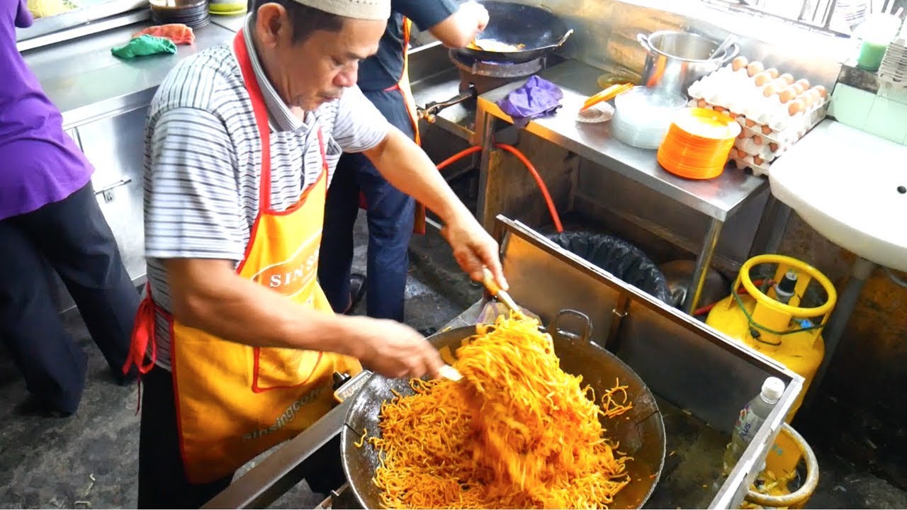 Epic MALAYSIA STREET FOOD BREAKFAST TOUR w/ Luke Martin - MELAKA famous food | Chasing a Plate - Thomas & Sheena