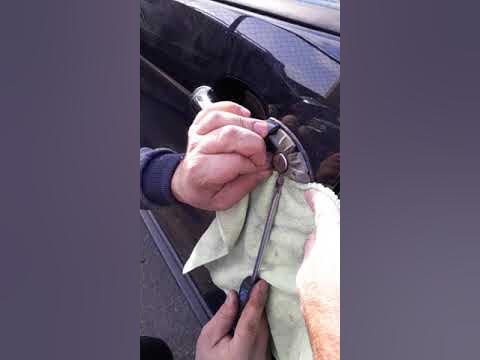 вскрытие двери шевроле нивы. вскрыть машину линейкой. Bmw x3 ключ в двери. замок на дверь без ключа. как открыть ваз 2114 без ключа.
