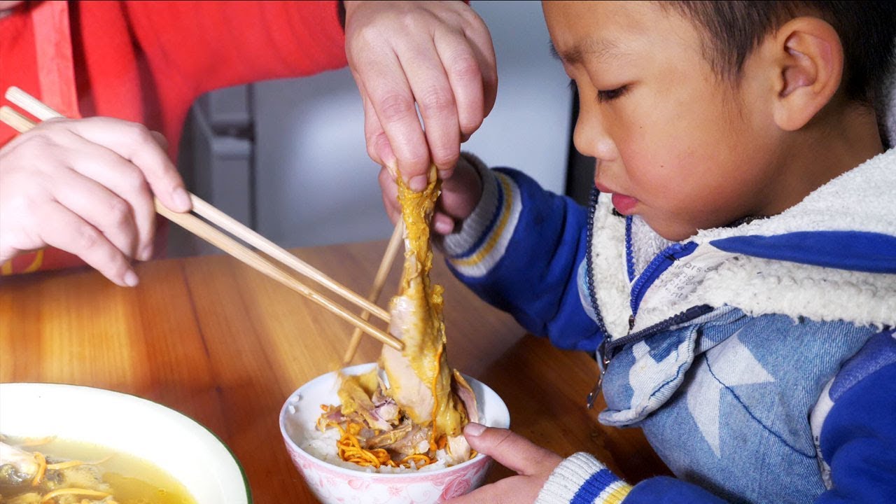 农村婆婆养的土鸡，儿媳放电饭煲炖，配米饭吃，猛吃猛吃的看饿了