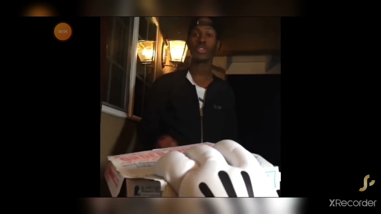 Mickey Mouse orders a Pizza vine. *FUNNY* 🍕