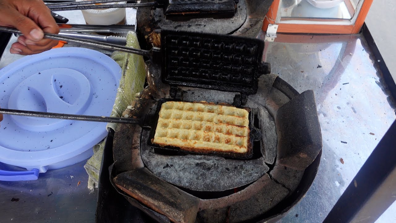Cambodia Coconut Waffles (Nom Pom) - Street Food