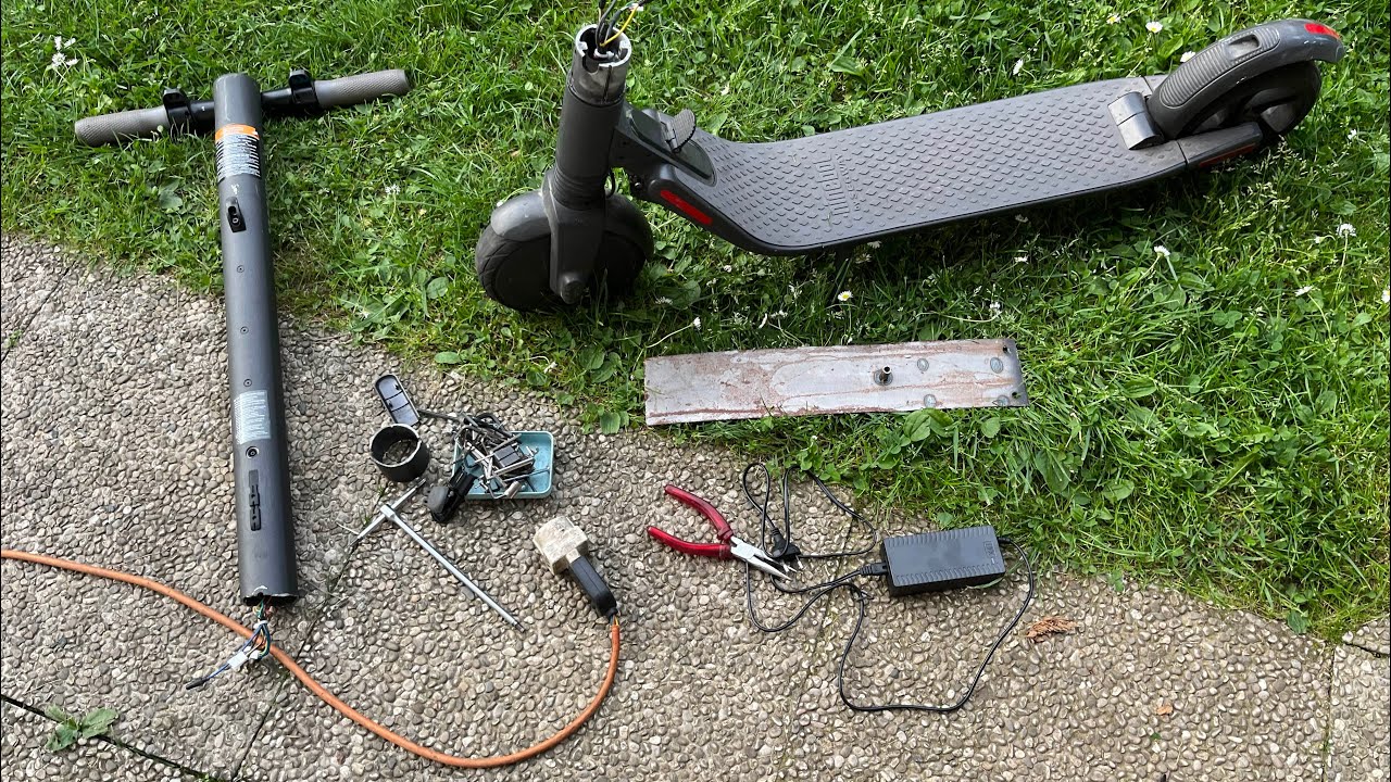 Patinete eléctrico roto partido a la mitad reparando