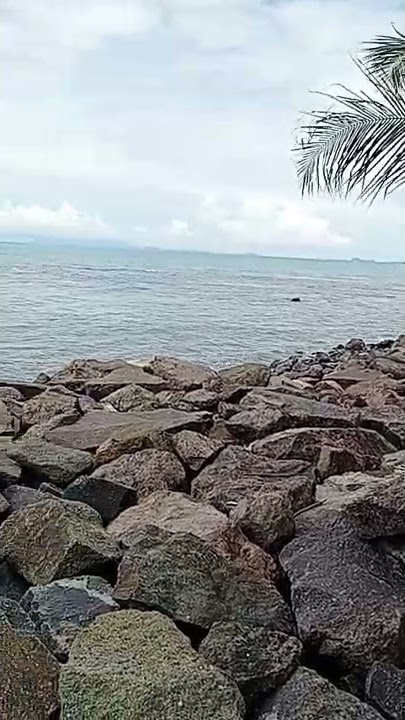 gunung anak krakatau terlihat jelas dari pesisir pantai 😎semoga kau baik baik saja nak