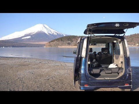 富士山を背景に軽自働車で車中泊。
