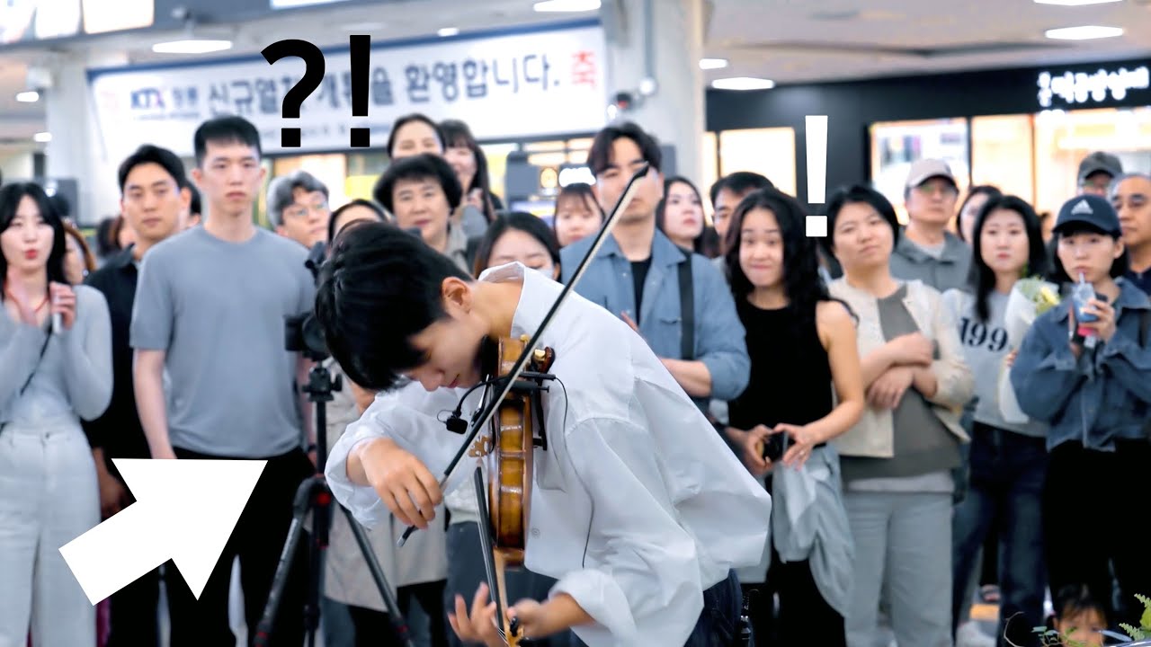 Мальчик на скрипке очень быстро играет Viva La Vida, и пассажиры шокированы