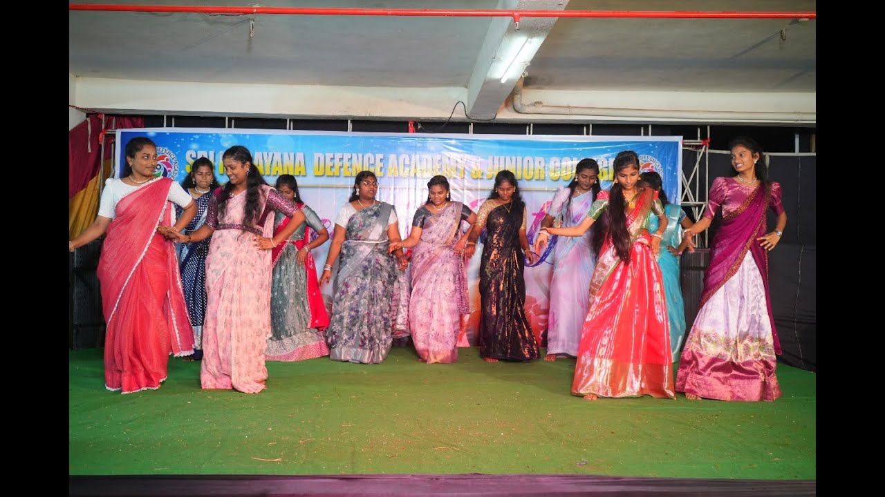 Girls Dance Performance // Farewell Party Celebrations // SNDA - YouTube