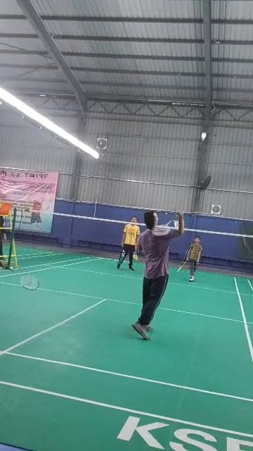 aku main badminton tengok siapa yang lagi hebat