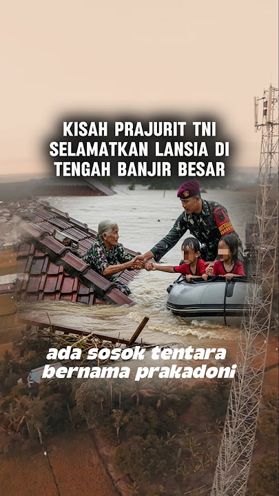 The figure of a TNI soldier who fought for an elderly person trapped in the middle of a flood #TN...