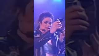 Michael Jackson’s first camera on stage. (1993)
