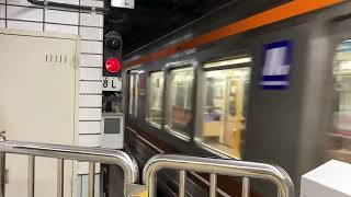 大阪メトロ堺筋線・阪急京都線直通66系66910Fリニューアル車正雀行き発着シーン