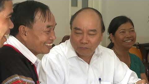 THỦ TƯỚNG NGUYỄN XUÂN PHÚC THĂM, TẶNG QUÀ CÁC GIA ĐÌNH CHÍNH SÁCH TẠI ĐẮK LẮK