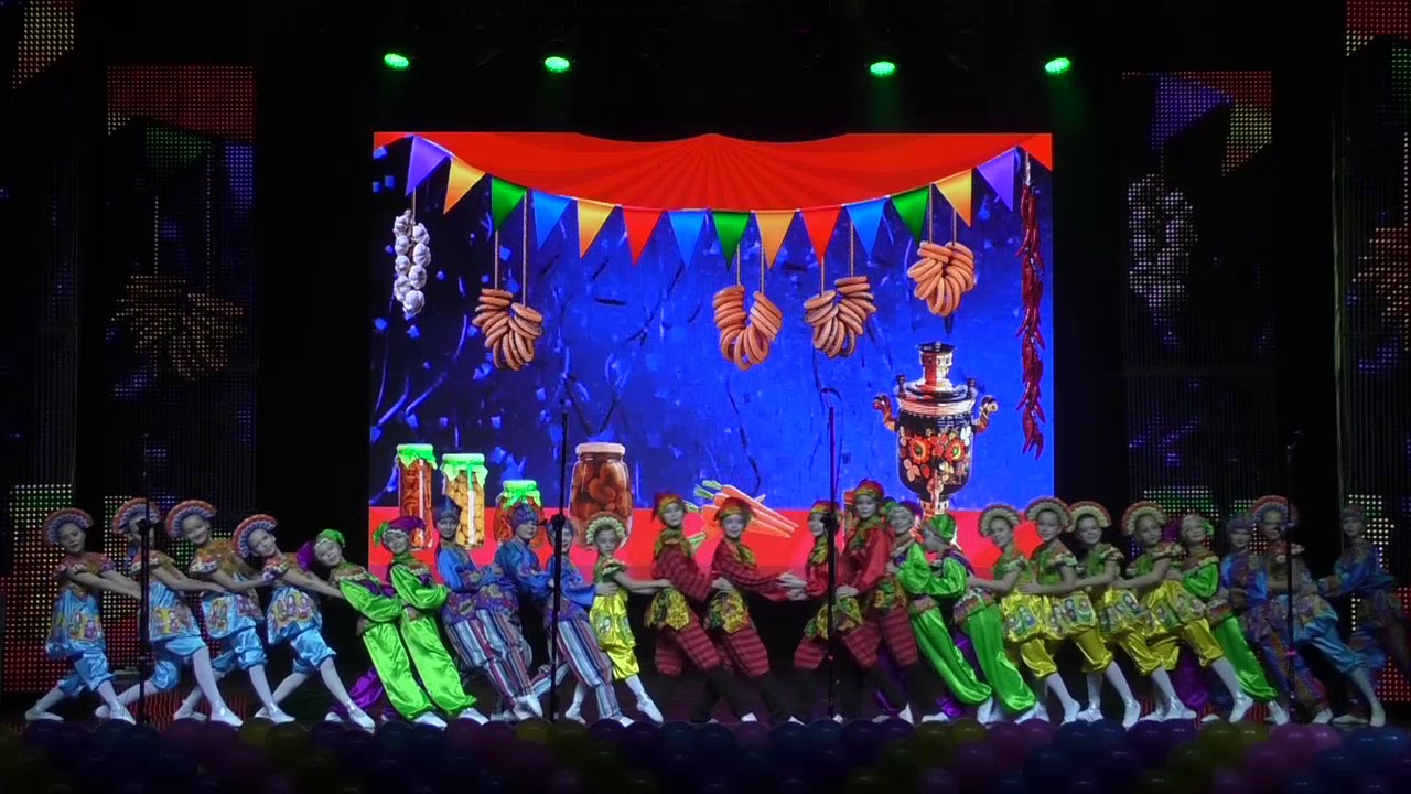 ансамбль скоморохи прокопьевск. ютуб скоморохи. композиция с скоморохом. ансамбль танца уральская скоморошина. скоморохи спектакль.