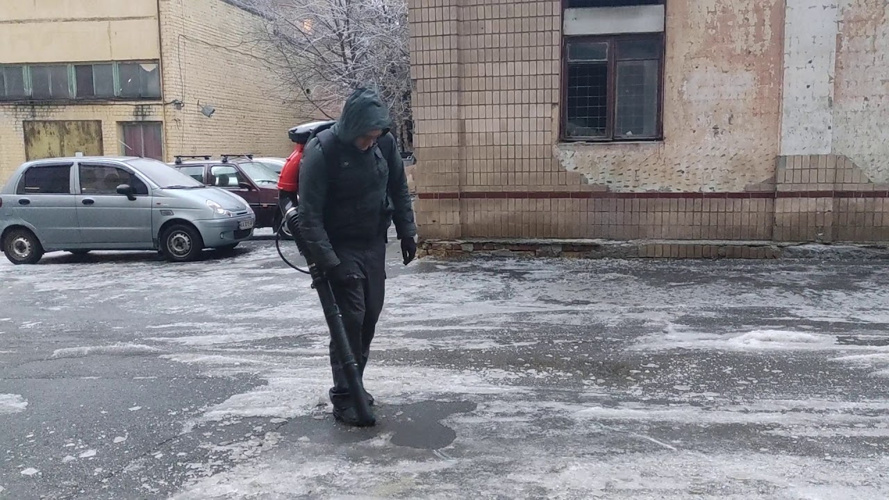 Необычное применение воздуходувки HECHT 972 Profi. Убираем подтаявшую ледяную корку с асфальта.